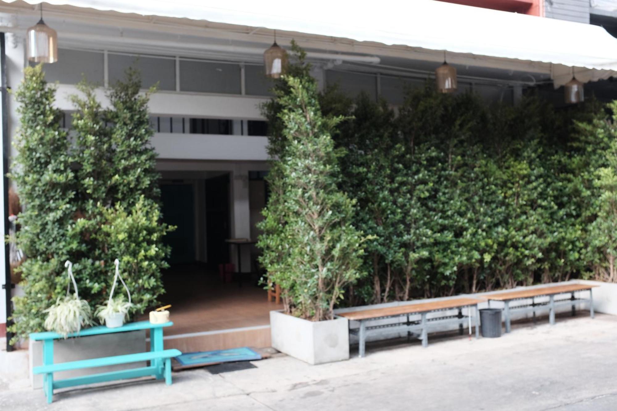 Ploy Hostel Bangkok Exterior photo