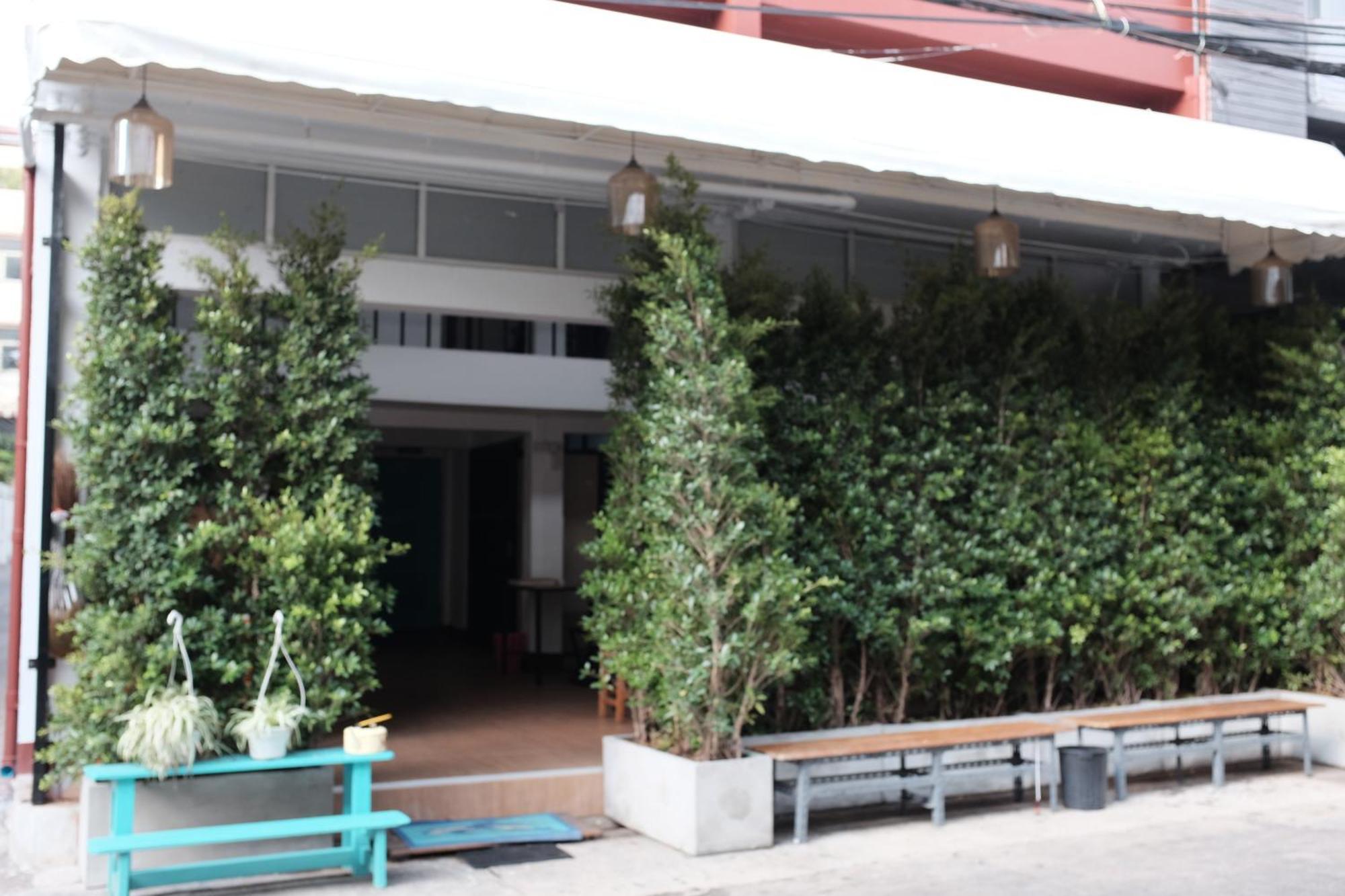 Ploy Hostel Bangkok Exterior photo